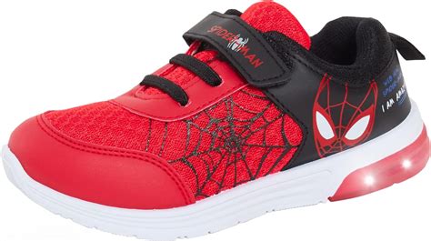 Illustrazione di scarpe da bambino colorate con supereroi e fantasie