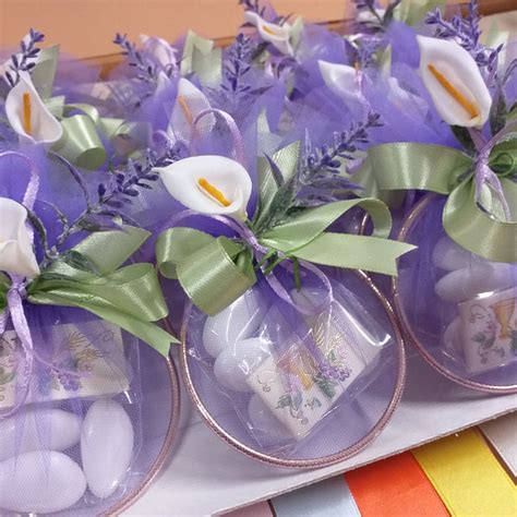 tavola imbandita con confetti e bomboniere delicate