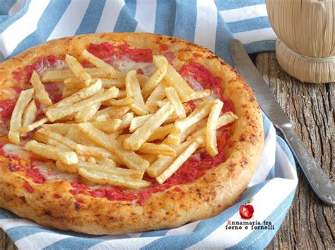 Piatto di patatine fritte e pizza