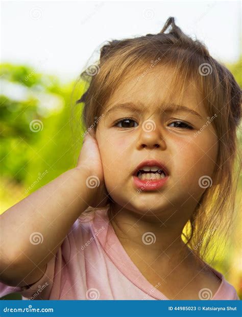 Bambino con la mano sull'orecchio dolorante
