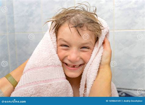 Bambino con un asciugamano sulle orecchie dopo il bagno