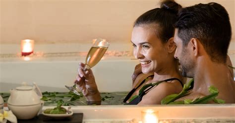 Coppia incinta in vasca idromassaggio