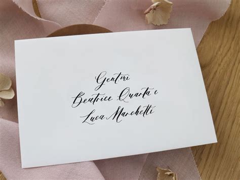 Dettaglio di calligrafia su bigliettino di auguri