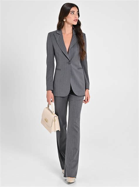 donna in abito grigio elegante