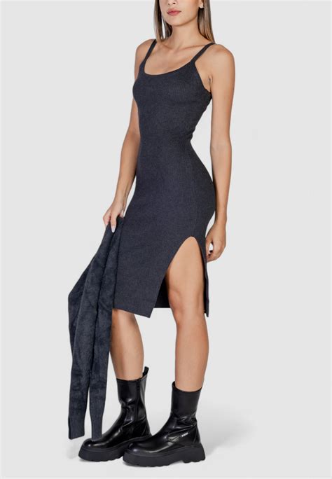 modello di vestito grigio midi