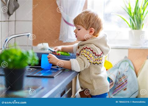 Bambino che aiuta in cucina