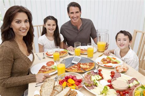 Famiglia che mangia a tavola in armonia
