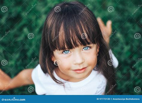 bambino con capelli chiari e scuri