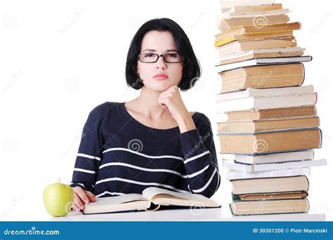 Immagine di una giovane donna che studia in un ambiente sereno