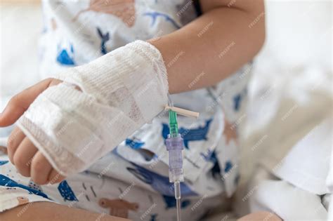 Bambino con contagocce per soluzione salina