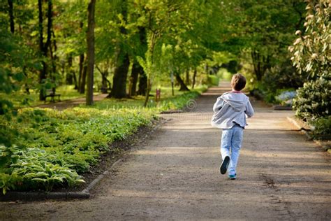 bambino che corre in un parco urbano indossando un K-Way reversibile