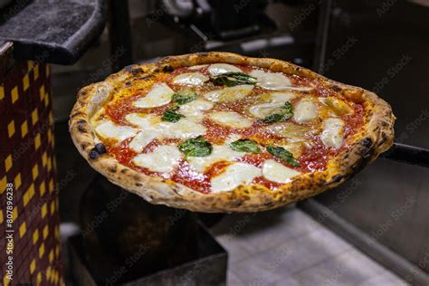 Pizza appena sfornata in una pizzeria italiana
