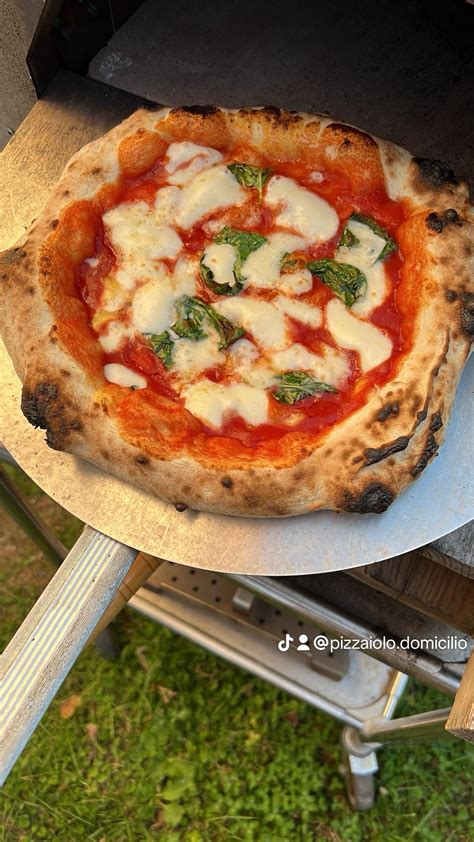 Pizzaiolo in fase di consegna a domicilio