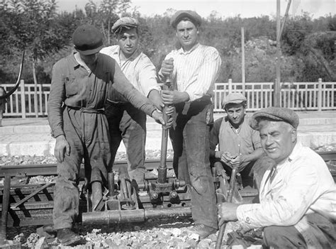 Operai di inizio 1900 con sottovesti da lavoro