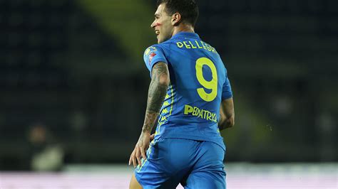 Pietro Pellegri in azione sul campo da calcio