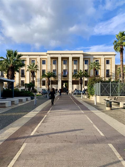 Veduta aerea o ingresso principale dell'Ospedale Policlinico di Bari