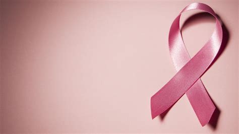 Donna incinta e nastro rosa simbolo tumore al seno