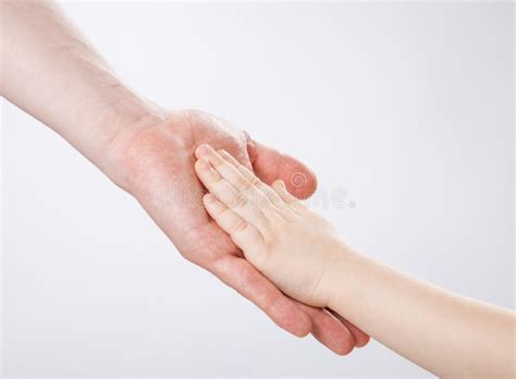 Mani di madre e bambino che si toccano