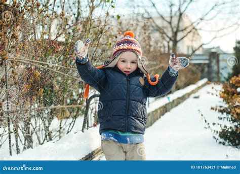 Bambino con giubbotto invernale che gioca nella neve