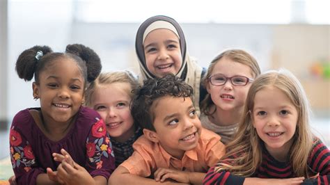 Bambini con giubbotti di diversi colori e fantasie