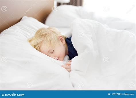 bambino sveglio nel letto