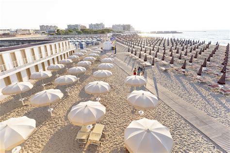Lido di lusso con ombrelloni