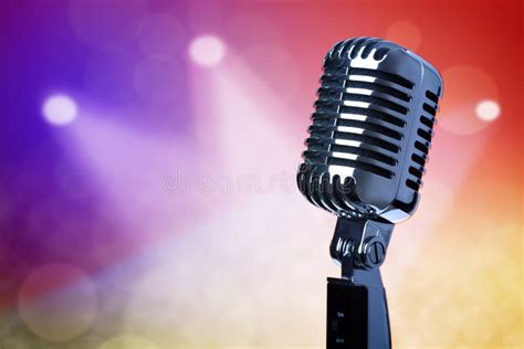 Microfono vintage sul palco di un concerto