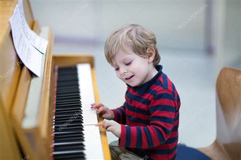 Un bambino piccolo che suona un mini pianoforte