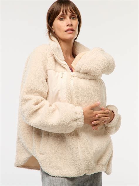 Donna che sceglie intimo premaman in un negozio