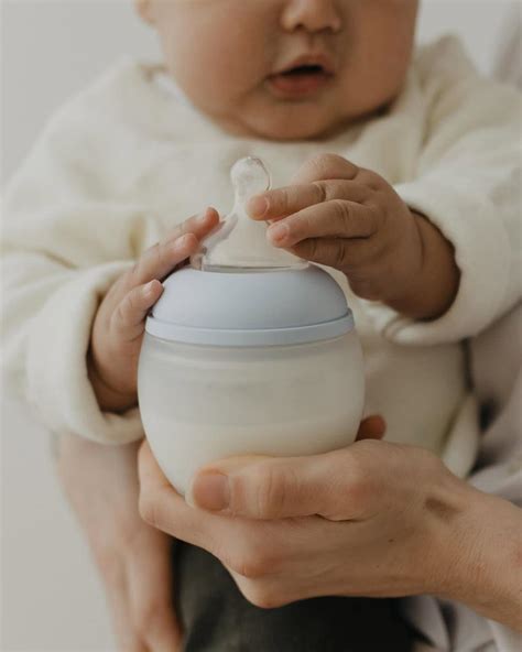 Biberon con latte in polvere per lattanti