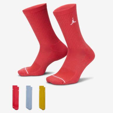 Bambino con calze Jordan che gioca a basket