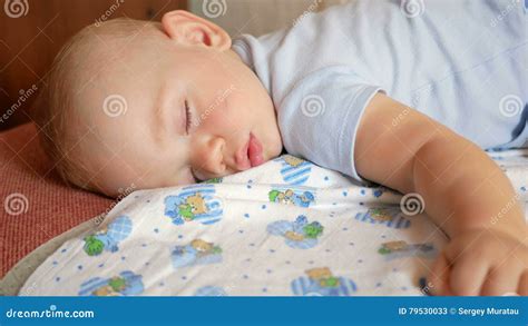 Bambino che dorme serenamente con un pannolino