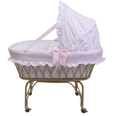 Neonato in una culla decorata con colori primaverili