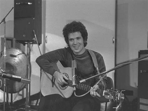 Ritratto stilizzato di Lucio Battisti con chitarra
