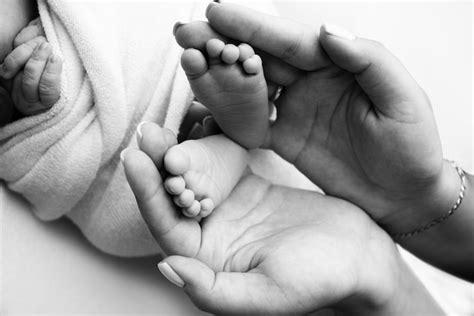 Piedini di neonato nelle mani dei genitori