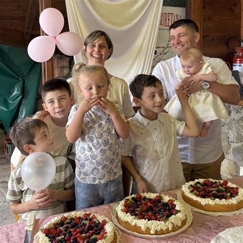 Famiglia riunita intorno a una culla con un neonato