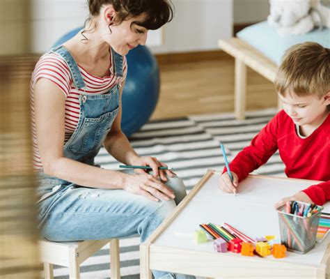 Bambino iperattivo in movimento in un ambiente colorato