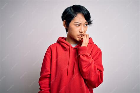 Bambino che indossa una felpa alla moda