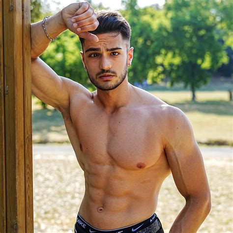 Dettagli che fanno la differenza in una felpa per ragazzi