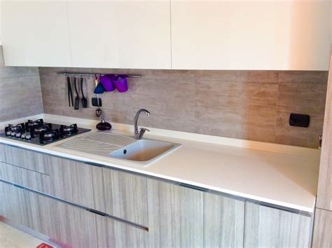 Un moderno scaldabiberon elettrico posizionato su un ripiano della cucina, pronto per l'uso notturno