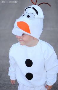 Un bambino sorridente che indossa un costume da Olaf