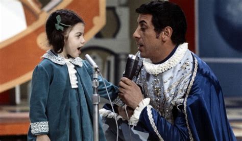 Cino Tortorella nei panni di Mago Zurlì con i bambini