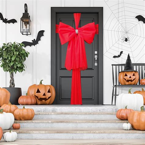 Una decorazione tradizionale a forma di fiocco appesa a una porta di casa