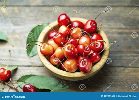 Ciliegie fresche su sfondo di foglie