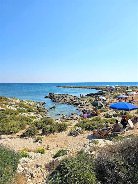 Veduta aerea panoramica della baia di Torre Lapillo con acque cristalline