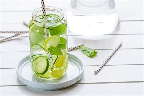 Acqua aromatizzata con cetrioli e menta