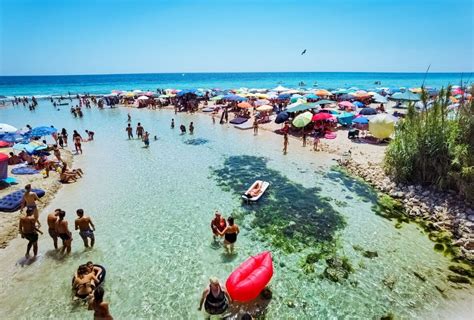 Spiaggia di San Pietro in Bevagna con ciclista