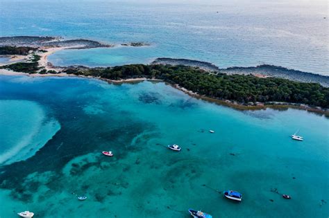 Veduta aerea delle acque cristalline dell'Isola dei Conigli