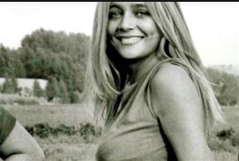 Mara Venier in una posa da modella degli anni '70