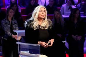 Mara Venier con alcuni dei personaggi lanciati a Domenica In negli anni '90